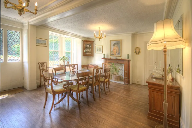 Dining room at Film location D1995 in Surrey (photo 20)