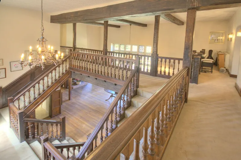 Staircase at Film location D1995 in Surrey (photo 6)