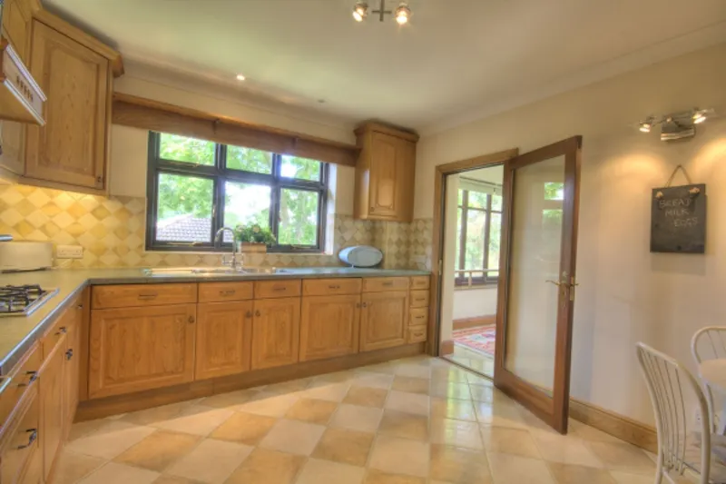 Kitchen at Film location D1995 in Surrey (photo 8)