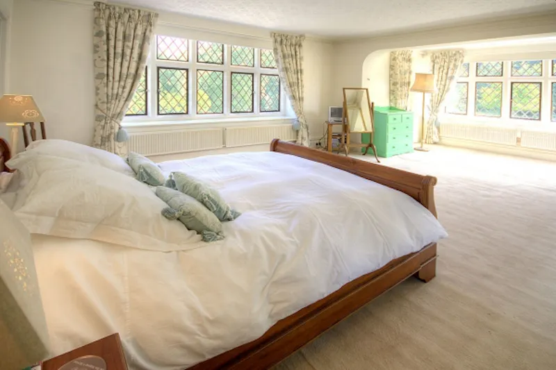 Bedroom at Film location D1995 in Surrey (photo 9)