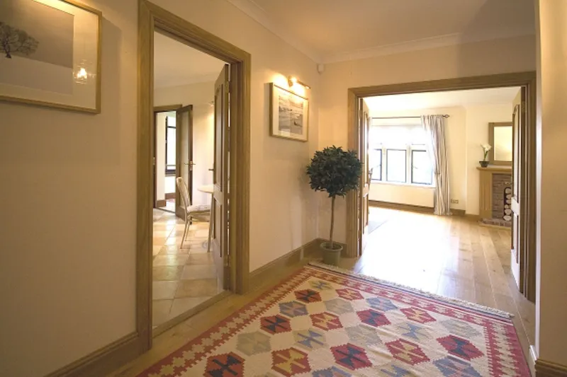 Entrance hall at Film location D1995 in Surrey (photo 14)