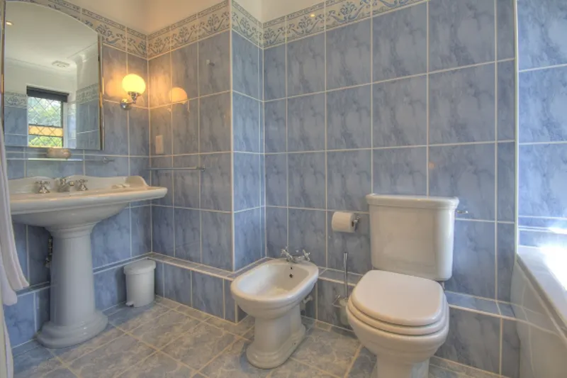 Bathroom at Film location D1995 in Surrey (photo 15)