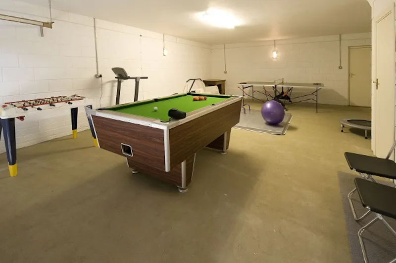 Games room at Film location D1995 in Surrey (photo 17)