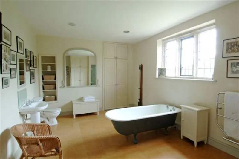 Bathroom at Film location H111 in Wiltshire (photo 10)