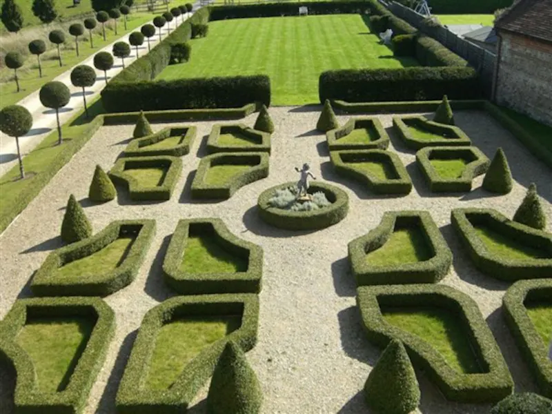 Garden - formal at Film location H111 in Wiltshire (photo 17)