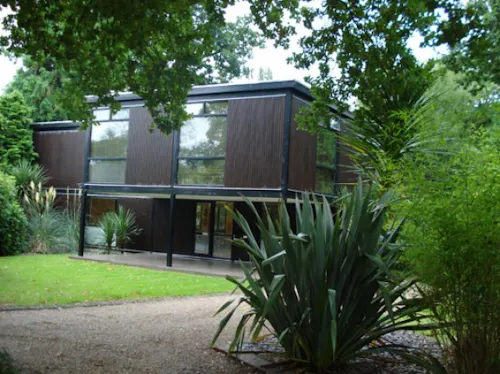 Dark, exotic Claygate house, K316