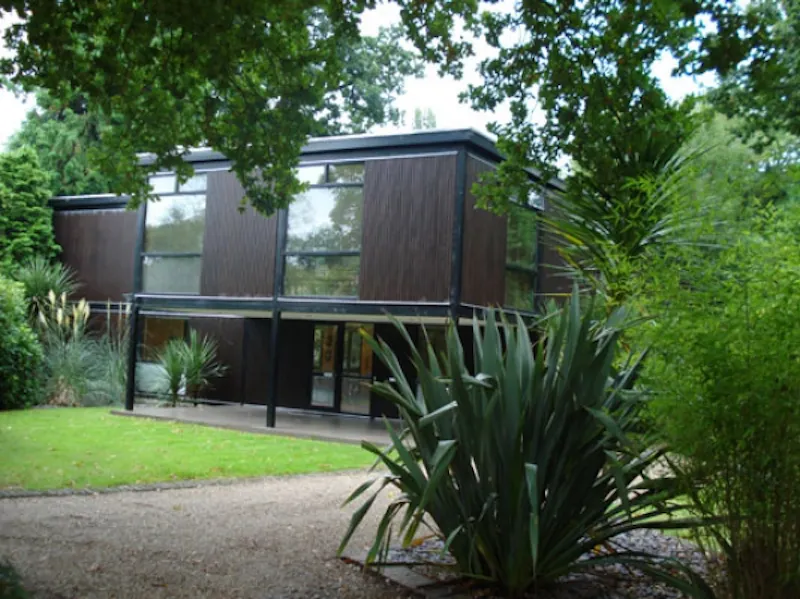 Dark, exotic Claygate house, K316 (photo 2)