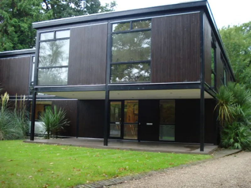 Dark, exotic Claygate house, K316 (photo 3)