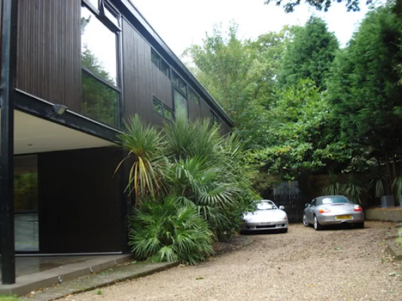 Driveway at Dark, exotic Claygate house, K316 (photo 4)
