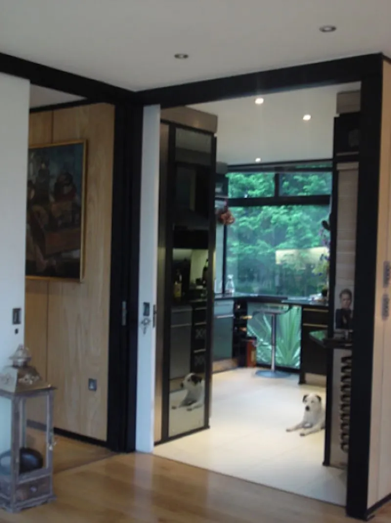 Dark, exotic Claygate house, K316 (photo 6)