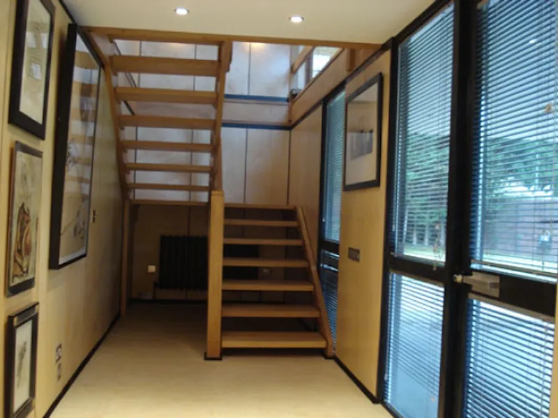 Staircase at Dark, exotic Claygate house, K316 (photo 7)