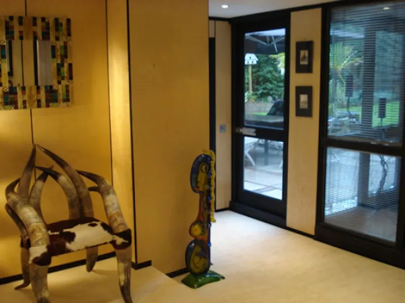Dark, exotic Claygate house, K316 (photo 8)