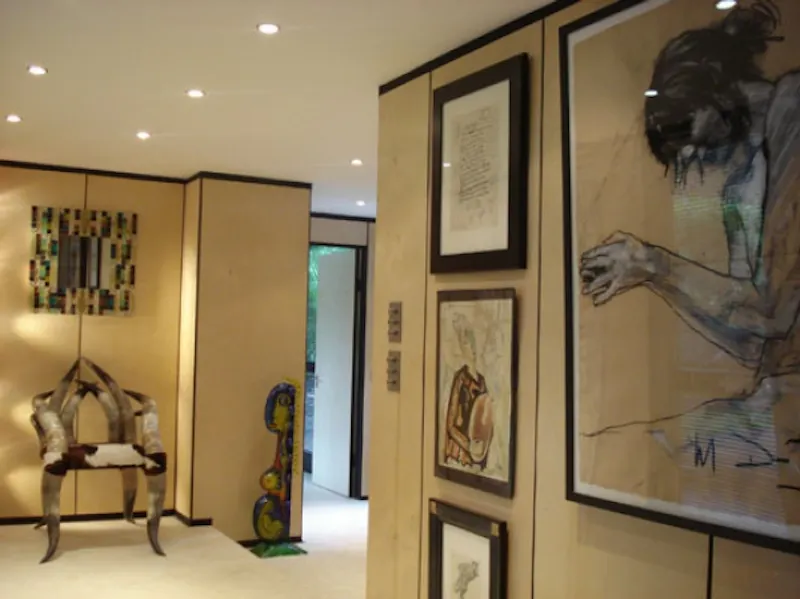 Dark, exotic Claygate house, K316 (photo 10)