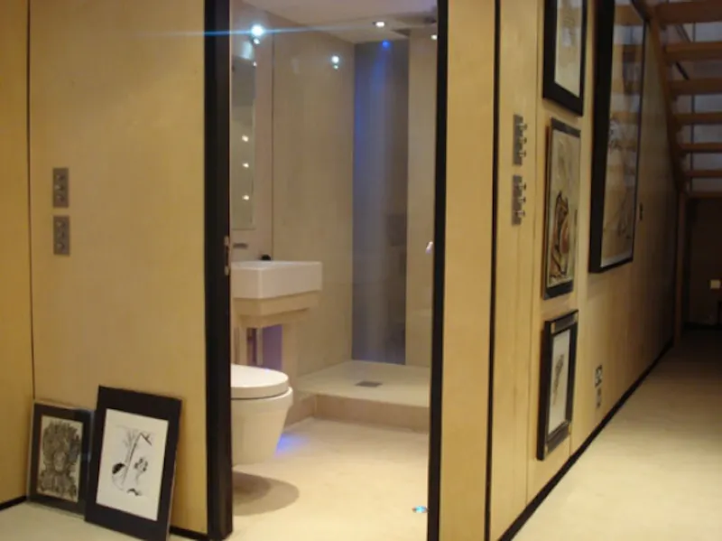 Dark, exotic Claygate house, K316 (photo 11)