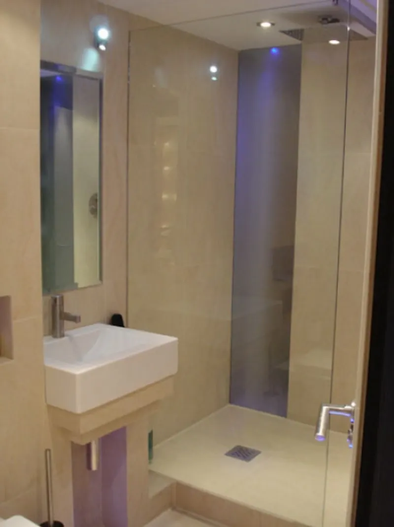 Shower at Dark, exotic Claygate house, K316 (photo 12)