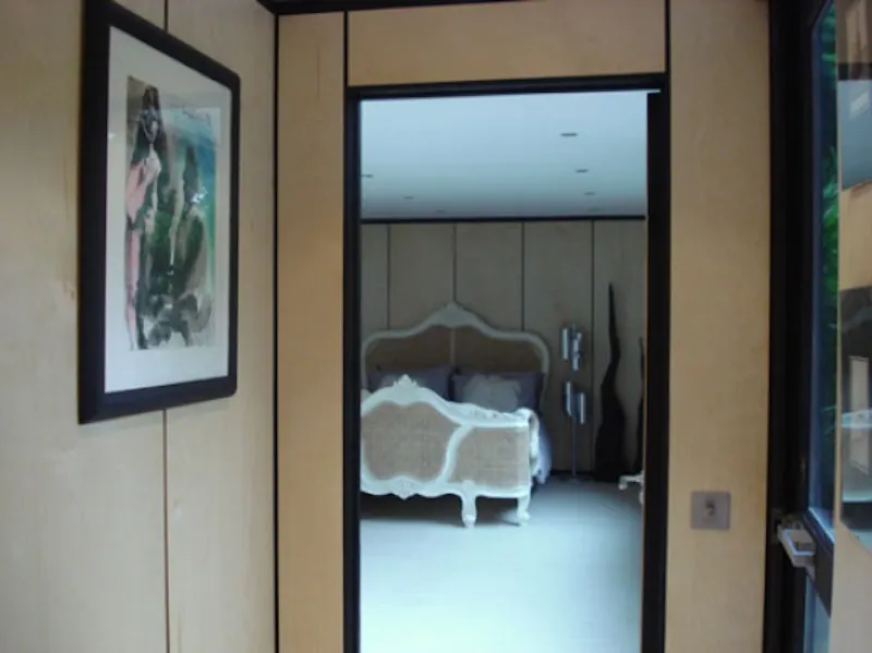 Dark, exotic Claygate house, K316 (photo 13)
