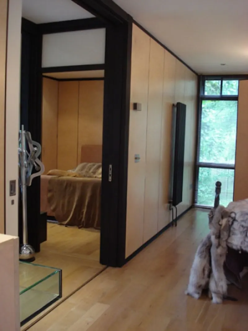 Dark, exotic Claygate house, K316 (photo 14)