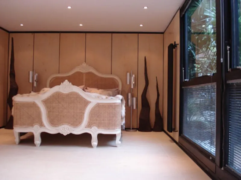 Bedroom at Dark, exotic Claygate house, K316 (photo 15)