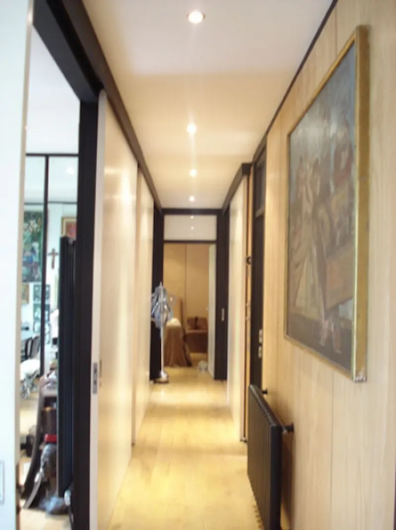 Corridor at Dark, exotic Claygate house, K316 (photo 16)