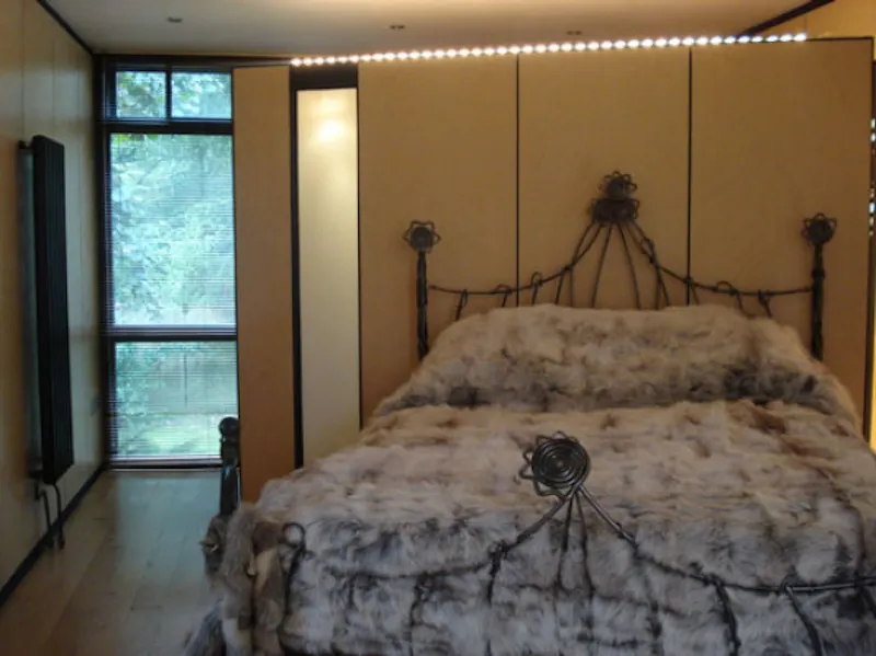 Dark, exotic Claygate house, K316 (photo 18)