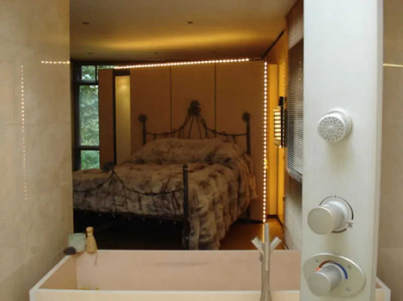 Dark, exotic Claygate house, K316 (photo 19)