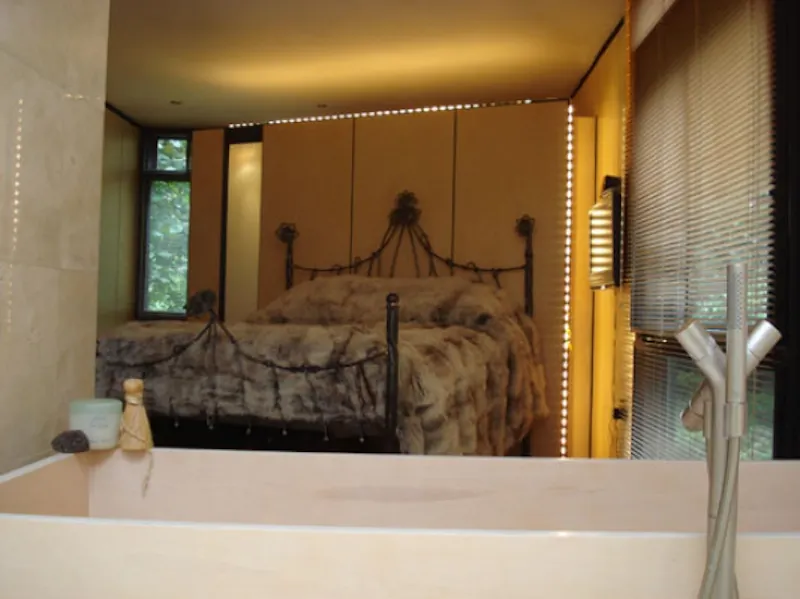 Dark, exotic Claygate house, K316 (photo 20)