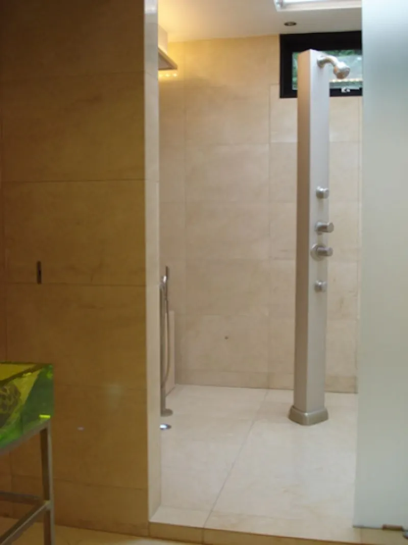 Wetroom at Dark, exotic Claygate house, K316 (photo 21)