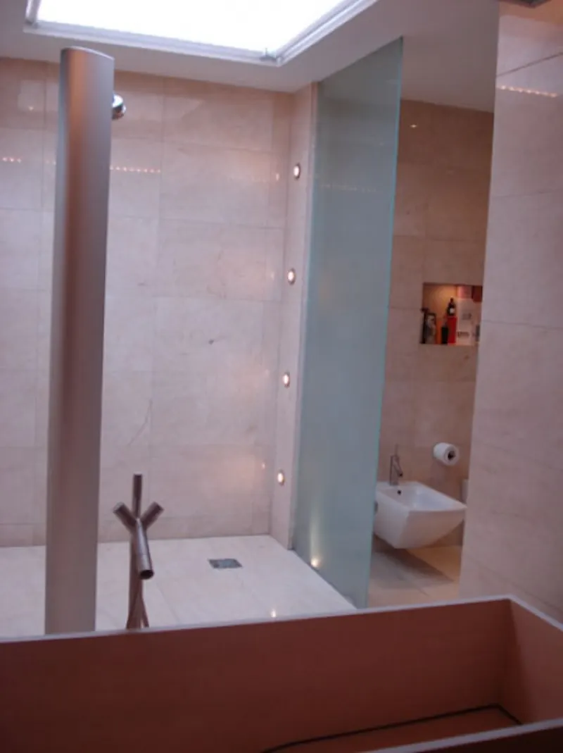 Dark, exotic Claygate house, K316 (photo 22)
