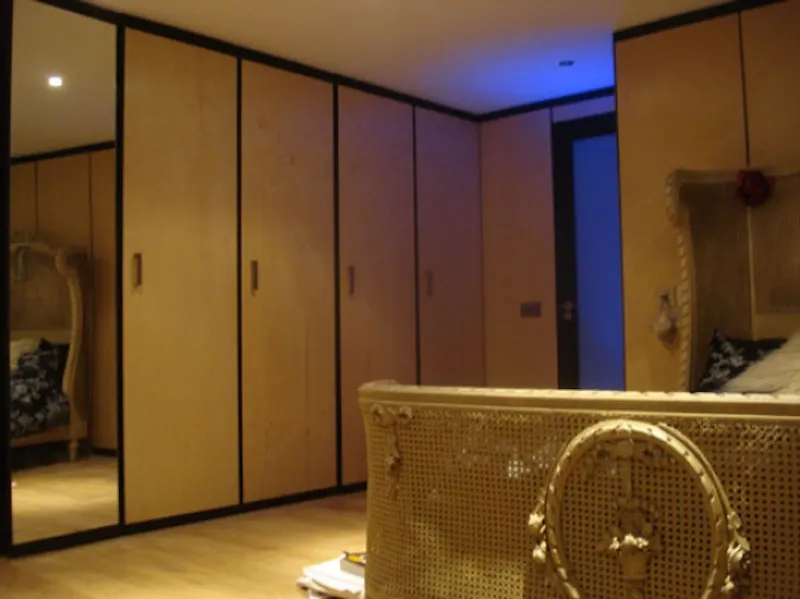 Dark, exotic Claygate house, K316 (photo 25)