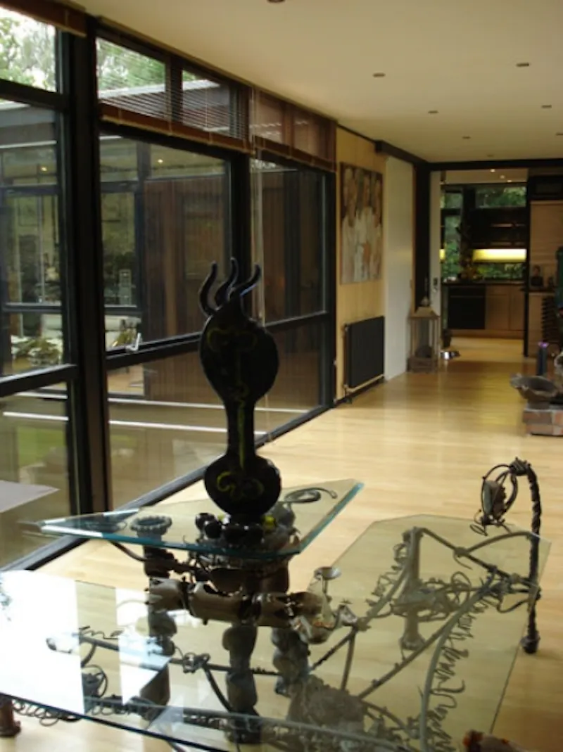 Dark, exotic Claygate house, K316 (photo 33)