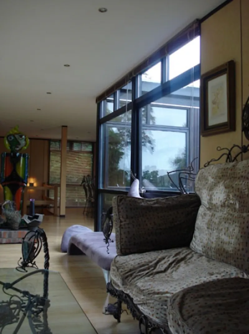 Dark, exotic Claygate house, K316 (photo 35)