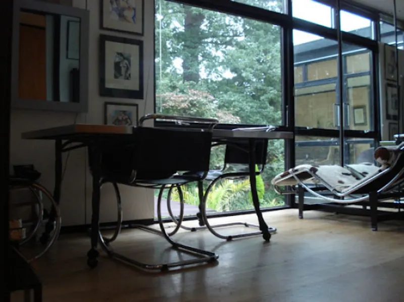 Dark, exotic Claygate house, K316 (photo 36)