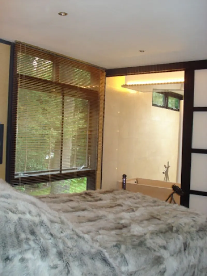 Dark, exotic Claygate house, K316 (photo 39)