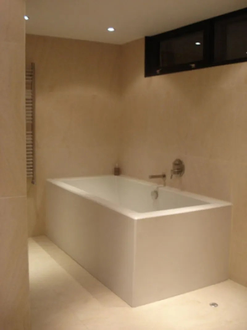 Bathroom at Dark, exotic Claygate house, K316 (photo 40)