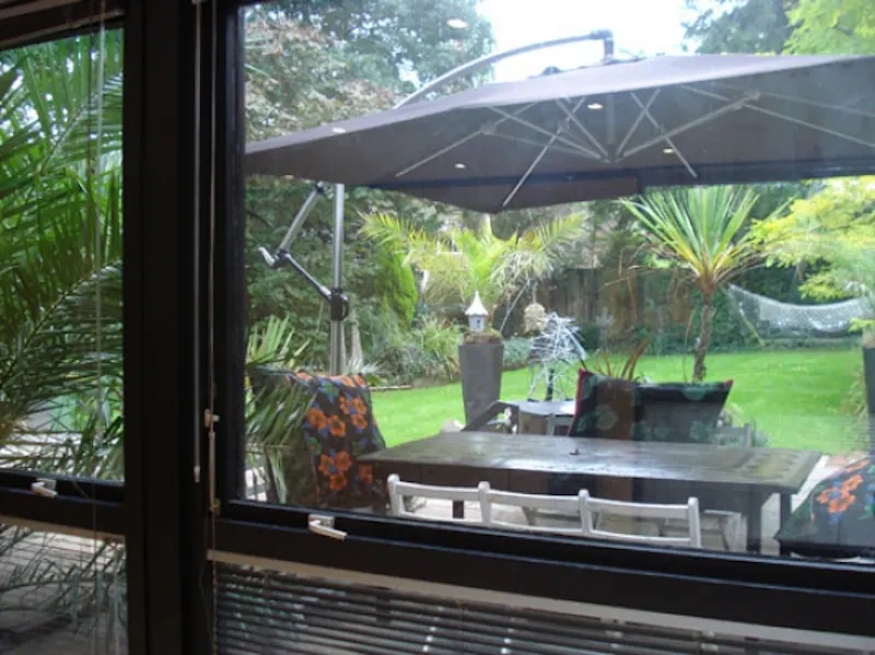 Dark, exotic Claygate house, K316 (photo 41)