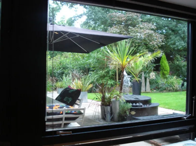 Dark, exotic Claygate house, K316 (photo 42)