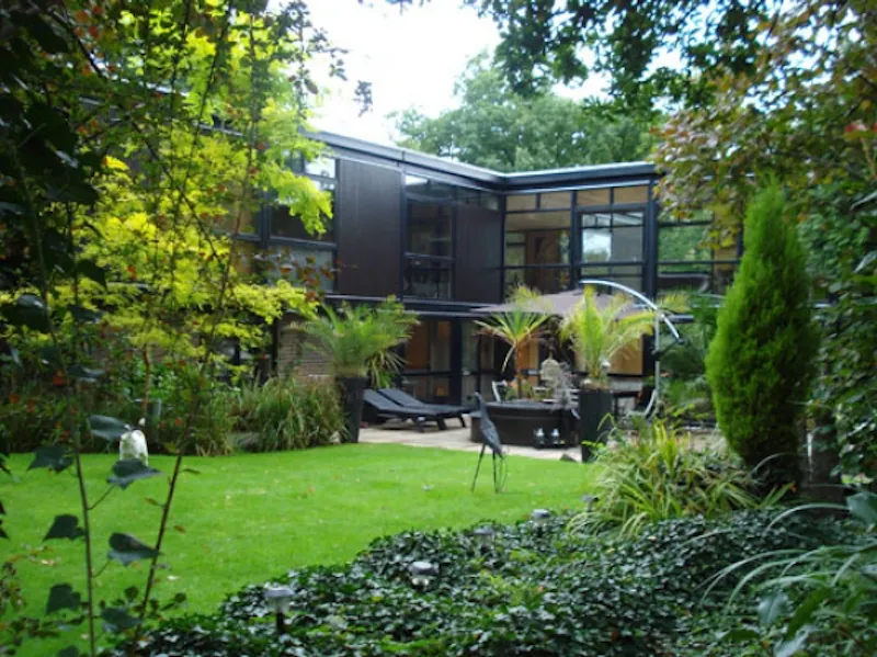 Dark, exotic Claygate house, K316 (photo 43)