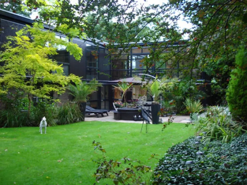 Garden at Dark, exotic Claygate house, K316 (photo 44)
