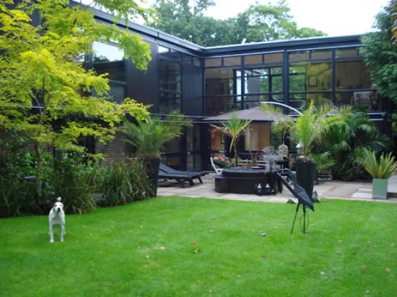 Dark, exotic Claygate house, K316 (photo 45)
