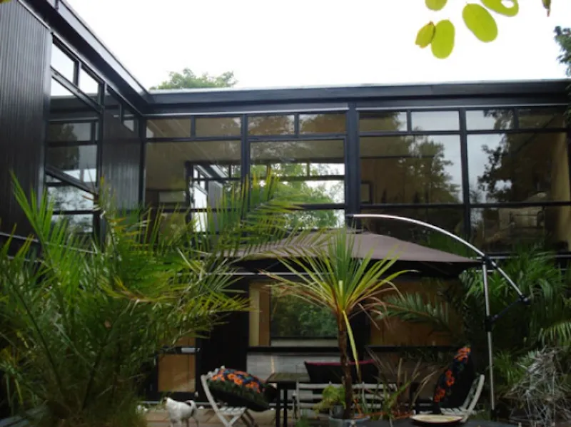Dark, exotic Claygate house, K316 (photo 47)