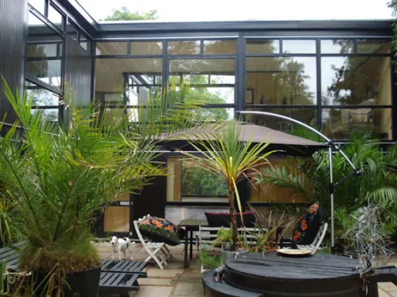 Dark, exotic Claygate house, K316 (photo 48)