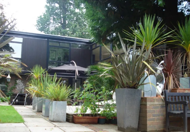 Dark, exotic Claygate house, K316 (photo 50)