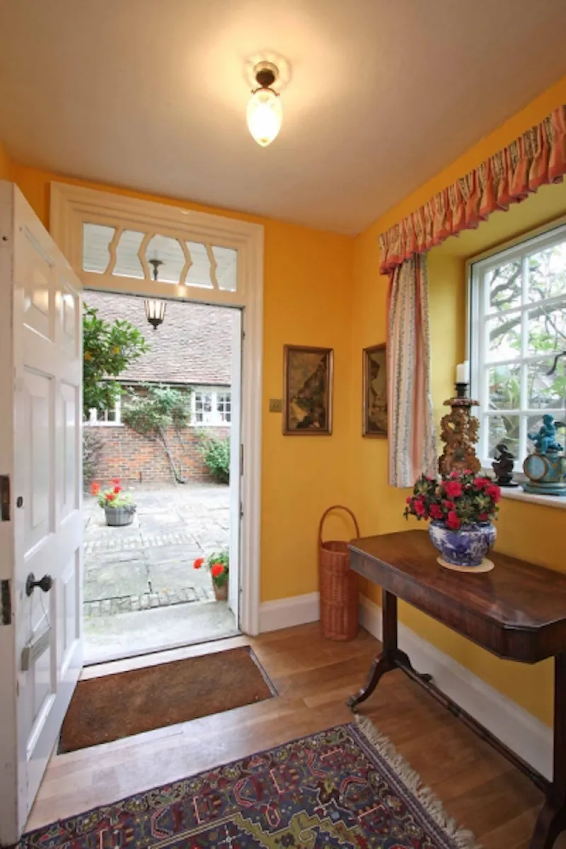 Entrance hall at Cranleigh working farm, L612 (photo 2)