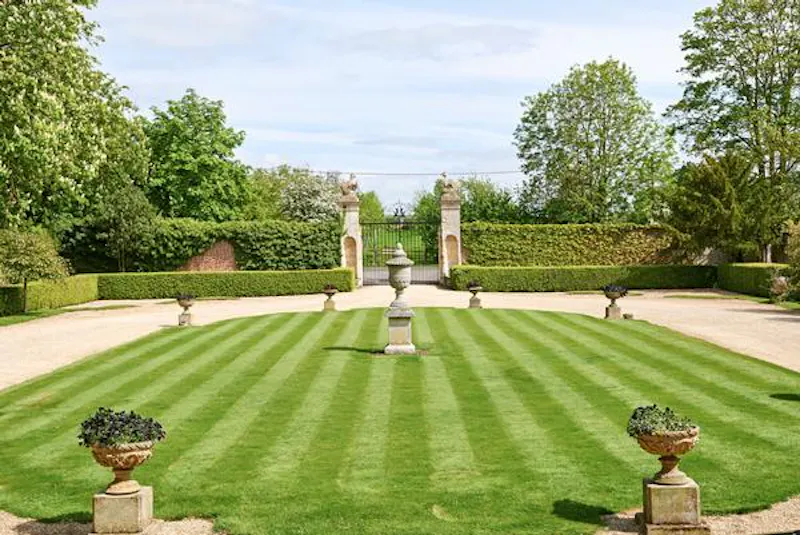 Garden at Classic Georgian country house, A1209 (photo 25)