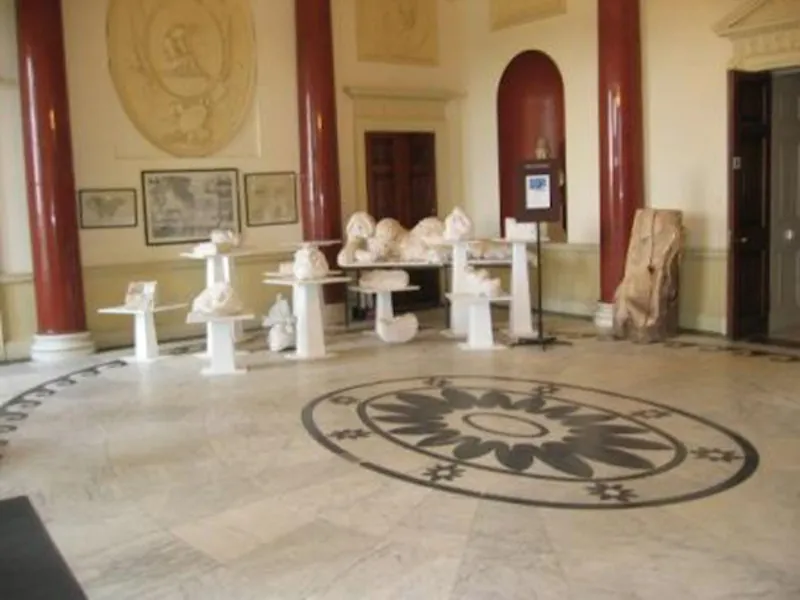 Entrance hall at Film location J54 in Surrey (photo 5)