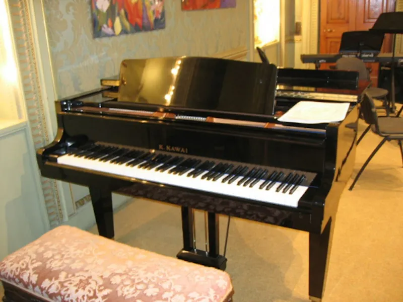 Piano at Film location J54 in Surrey (photo 14)
