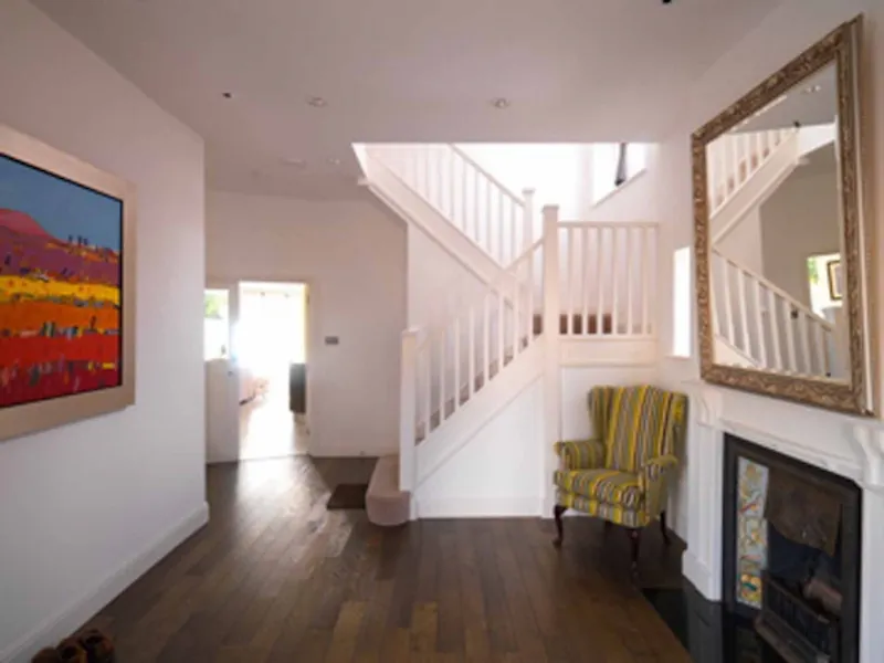 Entrance hall at Film location E325 in London (photo 1)