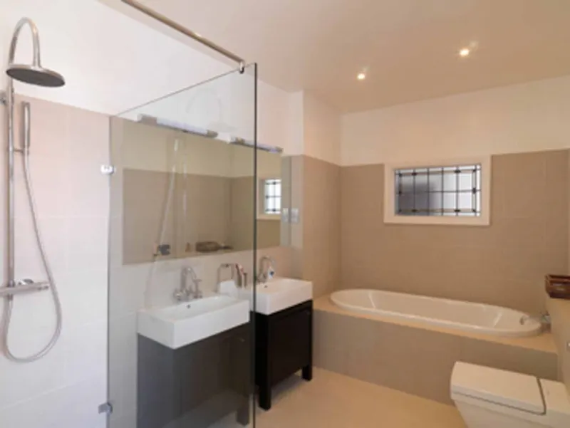 Shower at Film location E325 in London (photo 19)