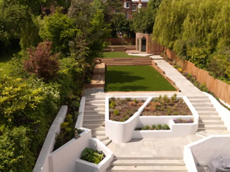 Garden at Film location E325 in London (photo 25)