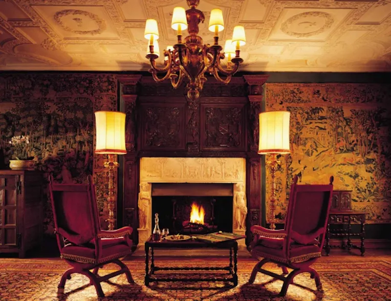 Fireplace at Hotel and venue near Windsor, R730 (photo 8)